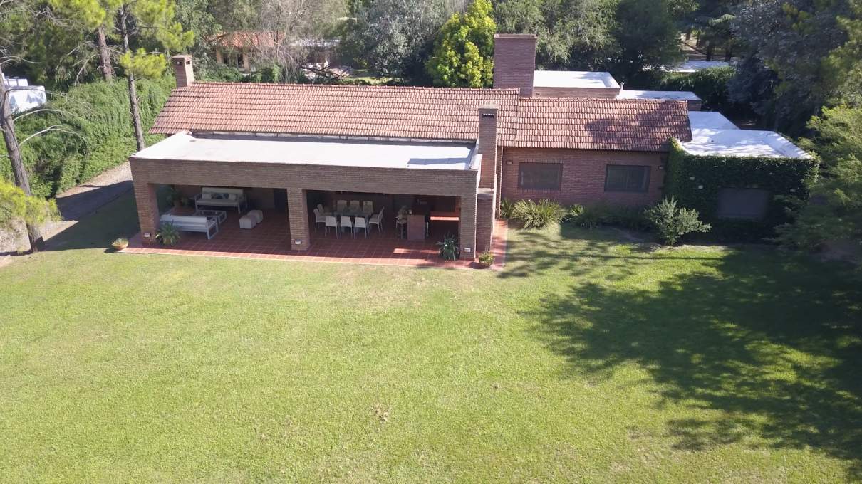 VENTA CASA DE UNA SOLA PLANTA. 3 DORMITORIOS. 5 BAÑOS. IMPONENTE JARDÍN CON GALERÍA, PILETA Y QUINCH