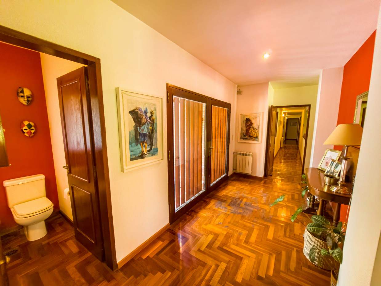 VENTA CASA DE UNA SOLA PLANTA. 3 DORMITORIOS. 5 BAÑOS. IMPONENTE JARDÍN CON GALERÍA, PILETA Y QUINCH