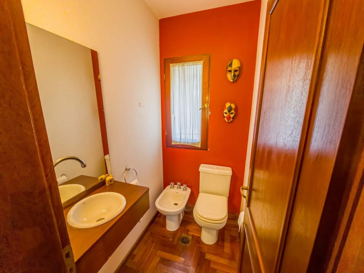 VENTA CASA DE UNA SOLA PLANTA. 3 DORMITORIOS. 5 BAÑOS. IMPONENTE JARDÍN CON GALERÍA, PILETA Y QUINCH