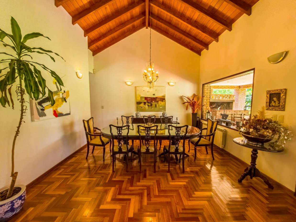 VENTA CASA DE UNA SOLA PLANTA. 3 DORMITORIOS. 5 BAÑOS. IMPONENTE JARDÍN CON GALERÍA, PILETA Y QUINCH