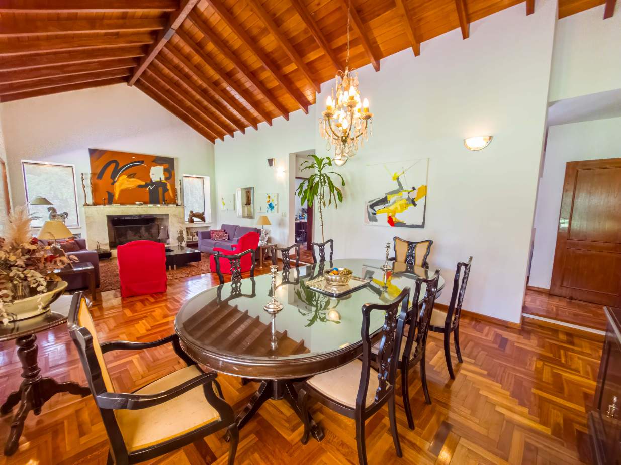 VENTA CASA DE UNA SOLA PLANTA. 3 DORMITORIOS. 5 BAÑOS. IMPONENTE JARDÍN CON GALERÍA, PILETA Y QUINCH