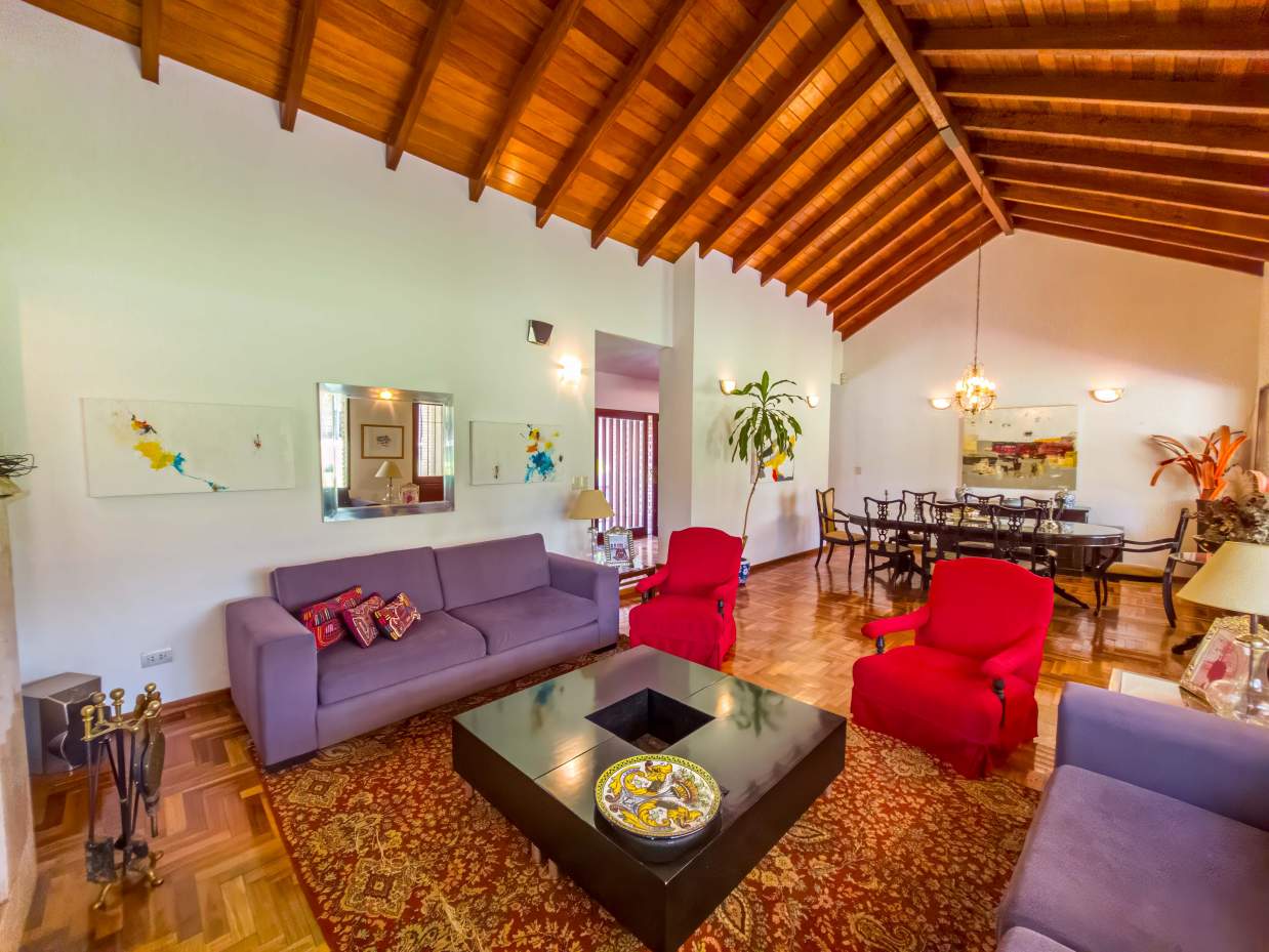 VENTA CASA DE UNA SOLA PLANTA. 3 DORMITORIOS. 5 BAÑOS. IMPONENTE JARDÍN CON GALERÍA, PILETA Y QUINCH