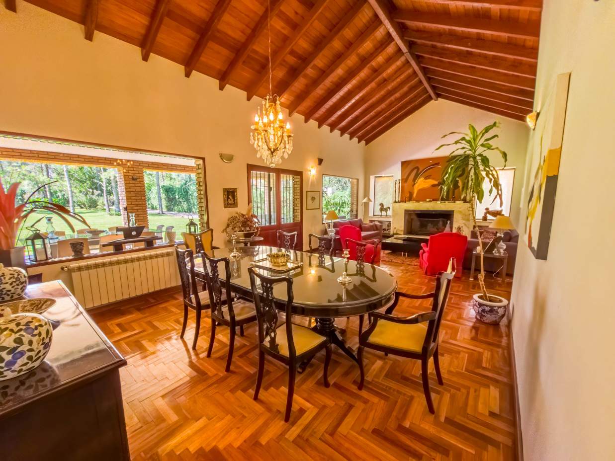VENTA CASA DE UNA SOLA PLANTA. 3 DORMITORIOS. 5 BAÑOS. IMPONENTE JARDÍN CON GALERÍA, PILETA Y QUINCH