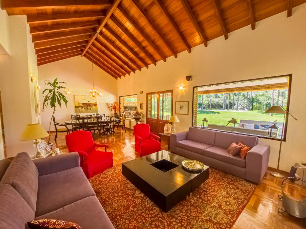 VENTA CASA DE UNA SOLA PLANTA. 3 DORMITORIOS. 5 BAÑOS. IMPONENTE JARDÍN CON GALERÍA, PILETA Y QUINCH