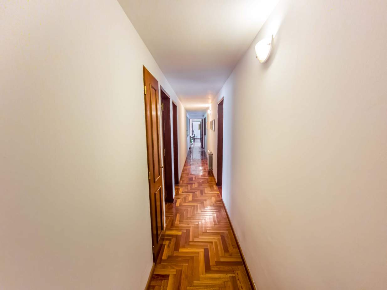 VENTA CASA DE UNA SOLA PLANTA. 3 DORMITORIOS. 5 BAÑOS. IMPONENTE JARDÍN CON GALERÍA, PILETA Y QUINCH