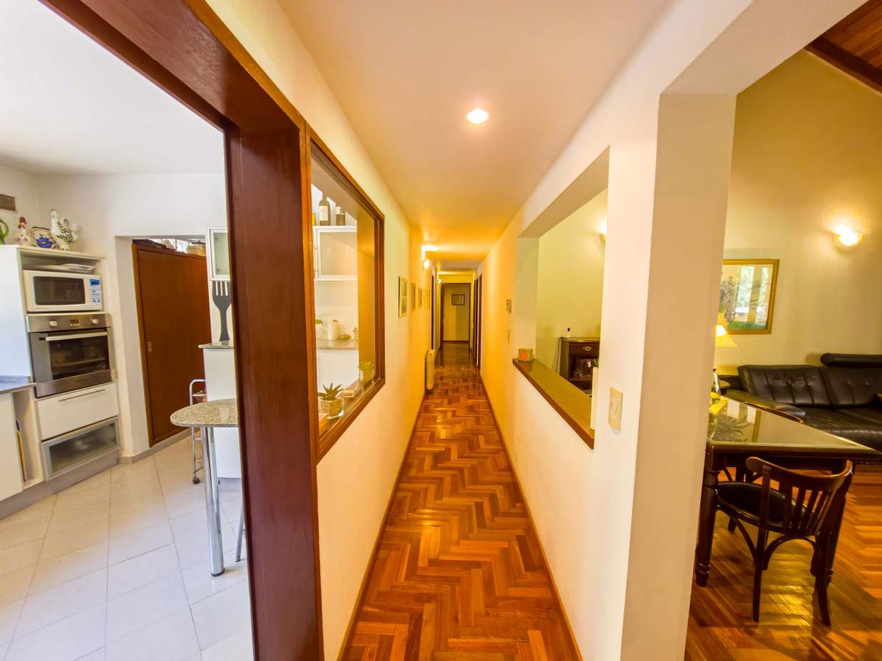 VENTA CASA DE UNA SOLA PLANTA. 3 DORMITORIOS. 5 BAÑOS. IMPONENTE JARDÍN CON GALERÍA, PILETA Y QUINCH