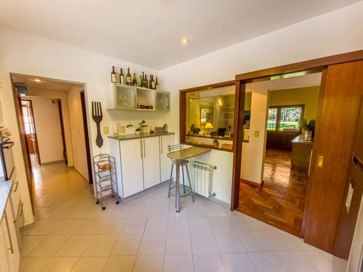 VENTA CASA DE UNA SOLA PLANTA. 3 DORMITORIOS. 5 BAÑOS. IMPONENTE JARDÍN CON GALERÍA, PILETA Y QUINCH