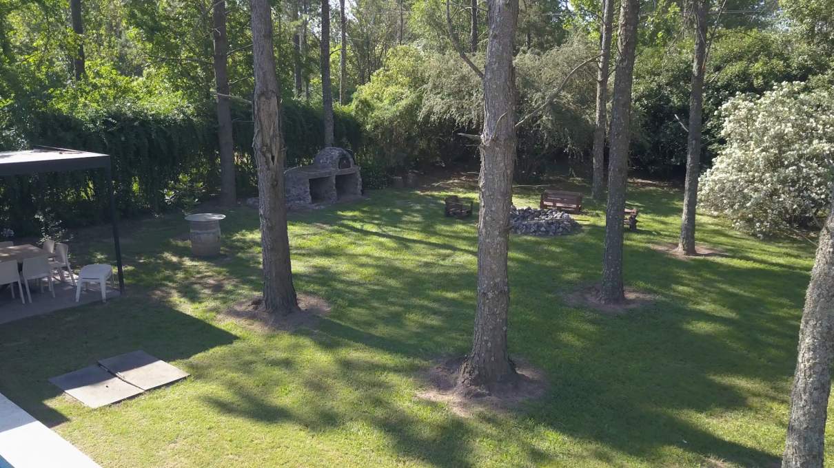 VENTA CASA DE UNA SOLA PLANTA. 3 DORMITORIOS. 5 BAÑOS. IMPONENTE JARDÍN CON GALERÍA, PILETA Y QUINCH
