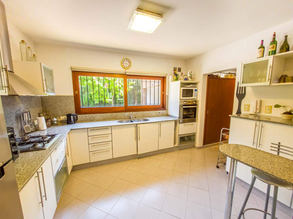 VENTA CASA DE UNA SOLA PLANTA. 3 DORMITORIOS. 5 BAÑOS. IMPONENTE JARDÍN CON GALERÍA, PILETA Y QUINCH