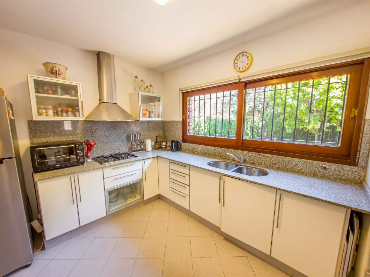 VENTA CASA DE UNA SOLA PLANTA. 3 DORMITORIOS. 5 BAÑOS. IMPONENTE JARDÍN CON GALERÍA, PILETA Y QUINCH