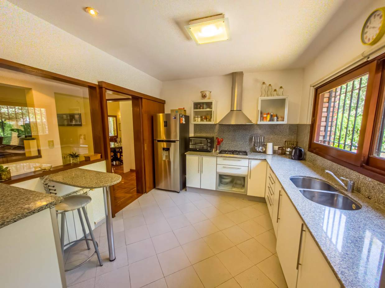 VENTA CASA DE UNA SOLA PLANTA. 3 DORMITORIOS. 5 BAÑOS. IMPONENTE JARDÍN CON GALERÍA, PILETA Y QUINCH