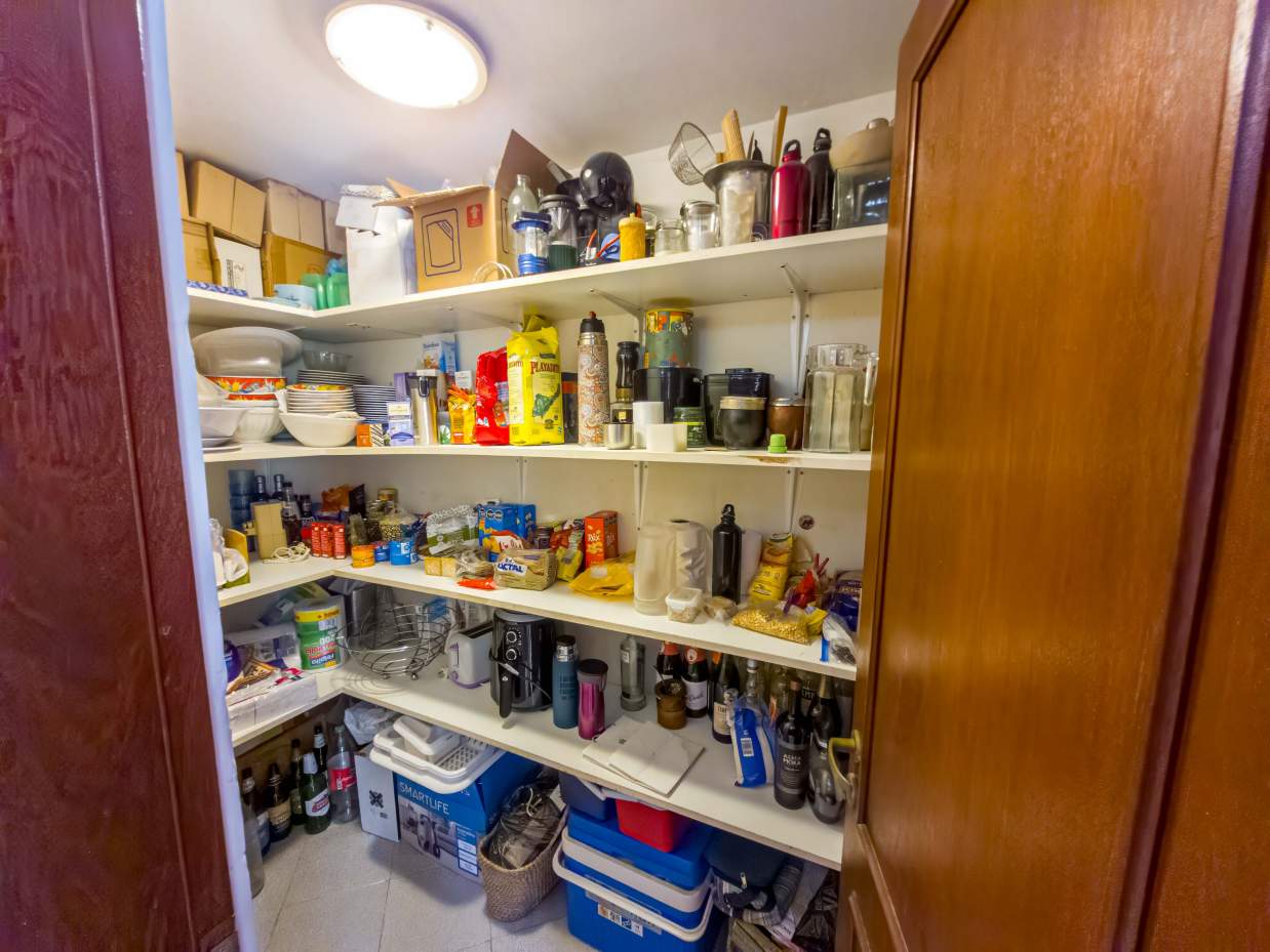 VENTA CASA DE UNA SOLA PLANTA. 3 DORMITORIOS. 5 BAÑOS. IMPONENTE JARDÍN CON GALERÍA, PILETA Y QUINCH