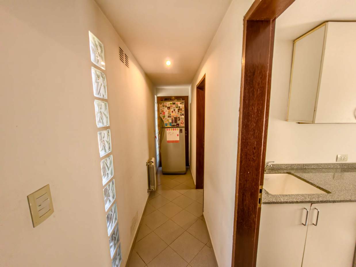 VENTA CASA DE UNA SOLA PLANTA. 3 DORMITORIOS. 5 BAÑOS. IMPONENTE JARDÍN CON GALERÍA, PILETA Y QUINCH
