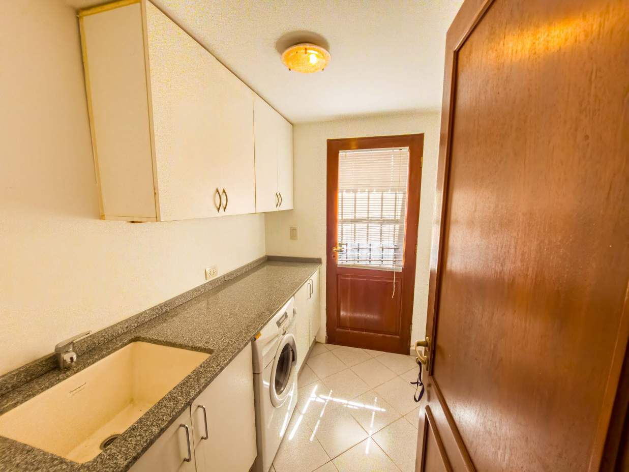 VENTA CASA DE UNA SOLA PLANTA. 3 DORMITORIOS. 5 BAÑOS. IMPONENTE JARDÍN CON GALERÍA, PILETA Y QUINCH