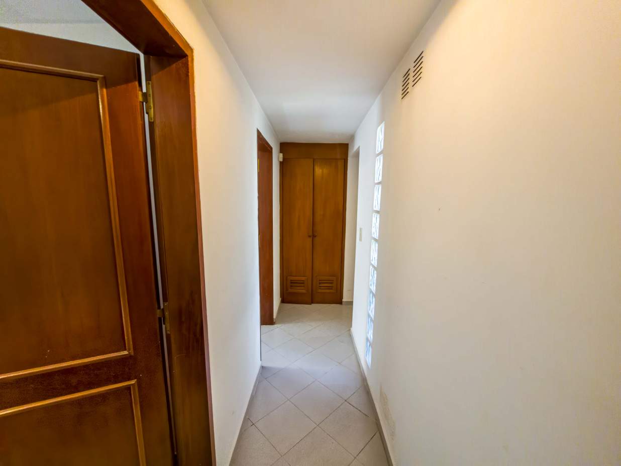 VENTA CASA DE UNA SOLA PLANTA. 3 DORMITORIOS. 5 BAÑOS. IMPONENTE JARDÍN CON GALERÍA, PILETA Y QUINCH