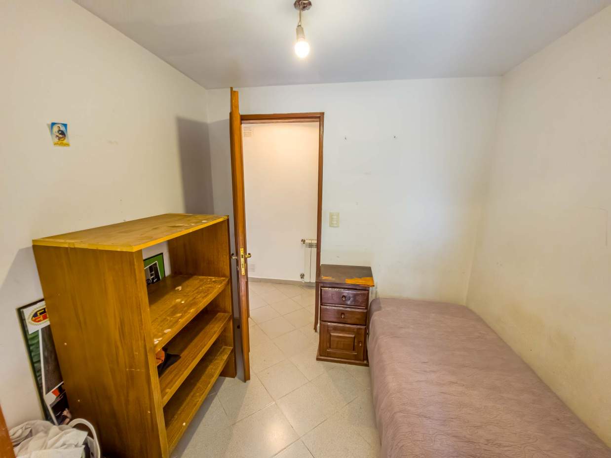 VENTA CASA DE UNA SOLA PLANTA. 3 DORMITORIOS. 5 BAÑOS. IMPONENTE JARDÍN CON GALERÍA, PILETA Y QUINCH