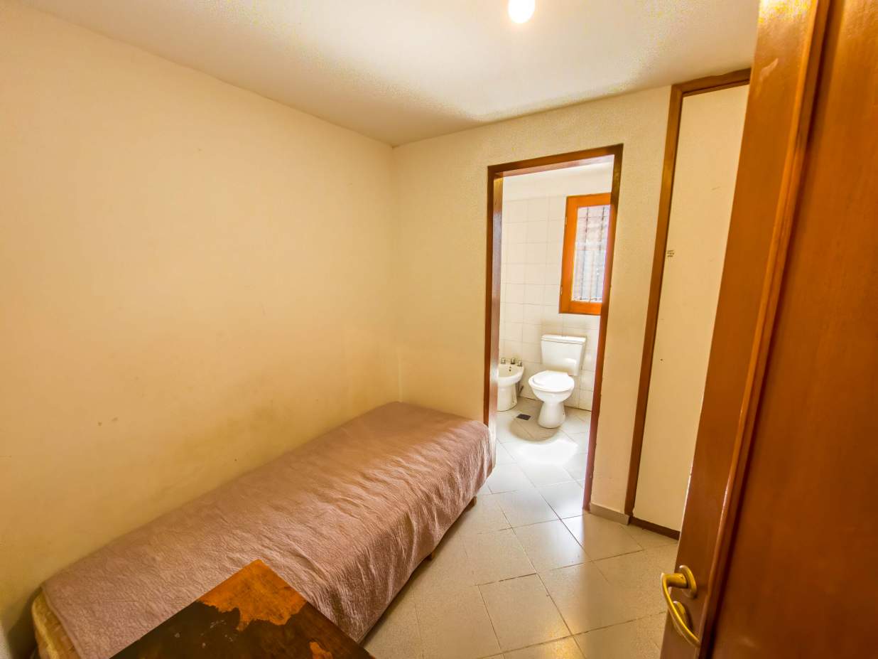 VENTA CASA DE UNA SOLA PLANTA. 3 DORMITORIOS. 5 BAÑOS. IMPONENTE JARDÍN CON GALERÍA, PILETA Y QUINCH