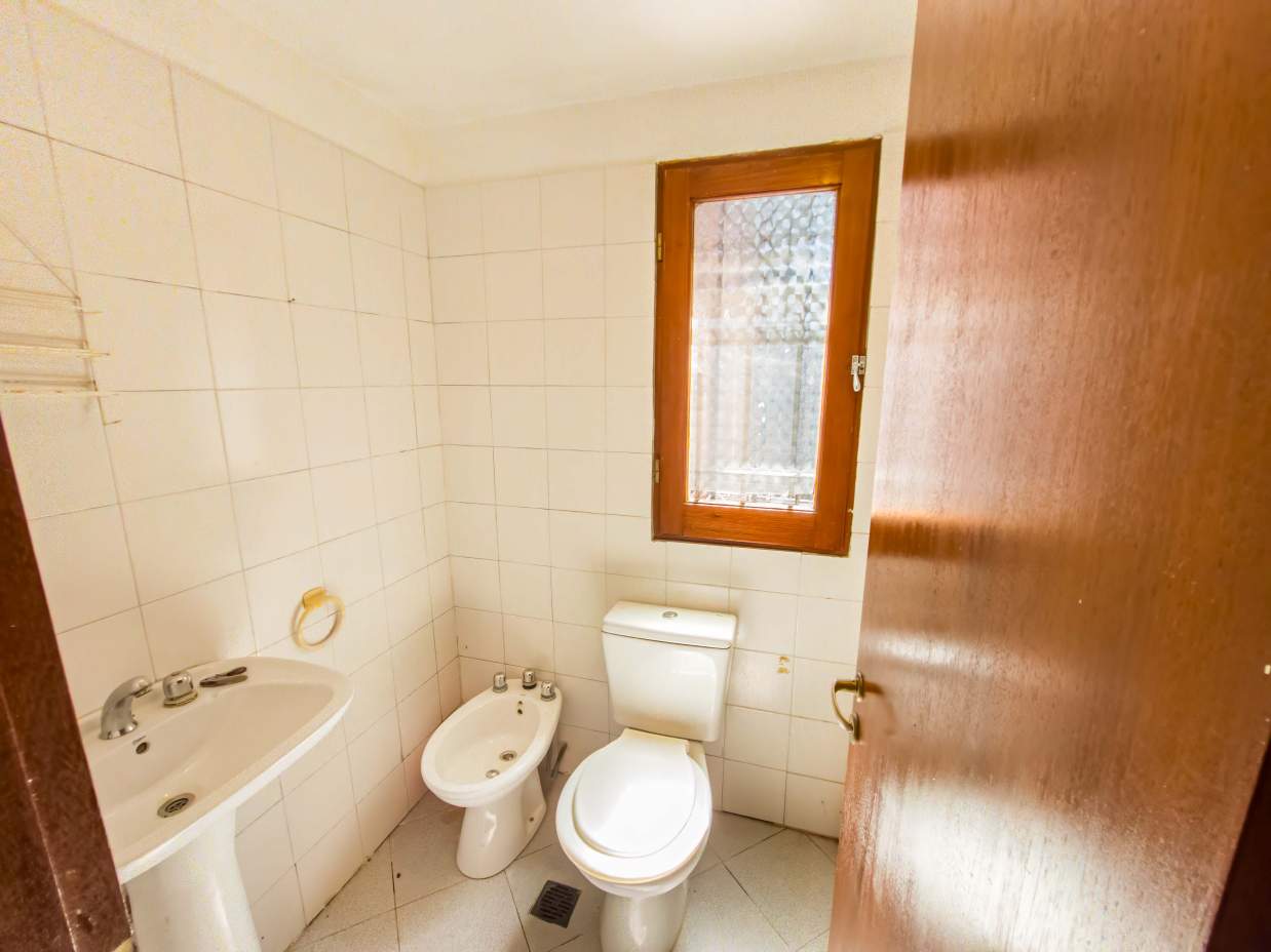 VENTA CASA DE UNA SOLA PLANTA. 3 DORMITORIOS. 5 BAÑOS. IMPONENTE JARDÍN CON GALERÍA, PILETA Y QUINCH