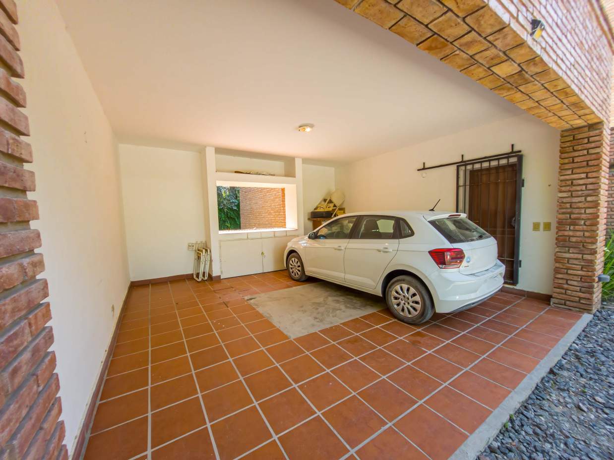VENTA CASA DE UNA SOLA PLANTA. 3 DORMITORIOS. 5 BAÑOS. IMPONENTE JARDÍN CON GALERÍA, PILETA Y QUINCH