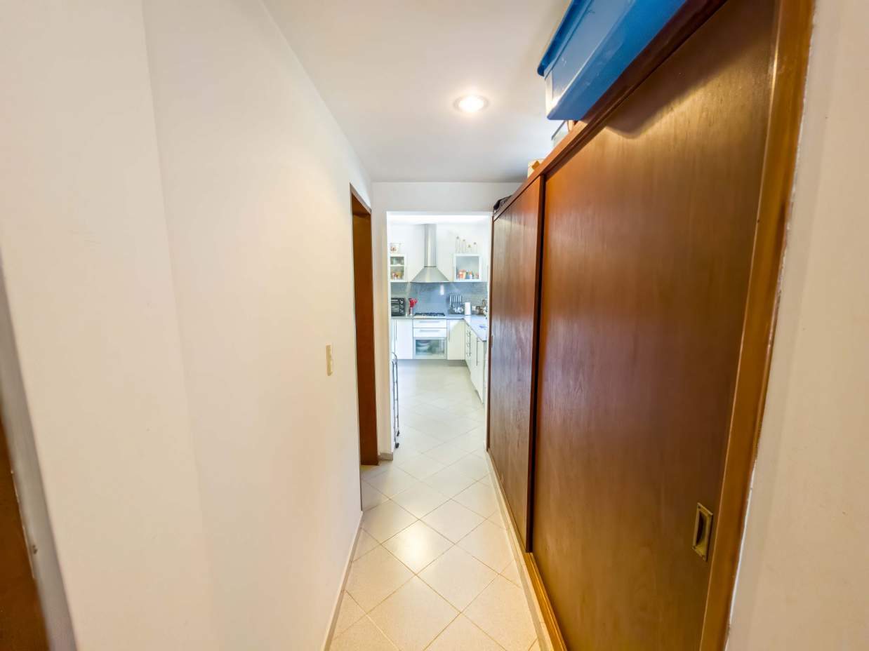 VENTA CASA DE UNA SOLA PLANTA. 3 DORMITORIOS. 5 BAÑOS. IMPONENTE JARDÍN CON GALERÍA, PILETA Y QUINCH