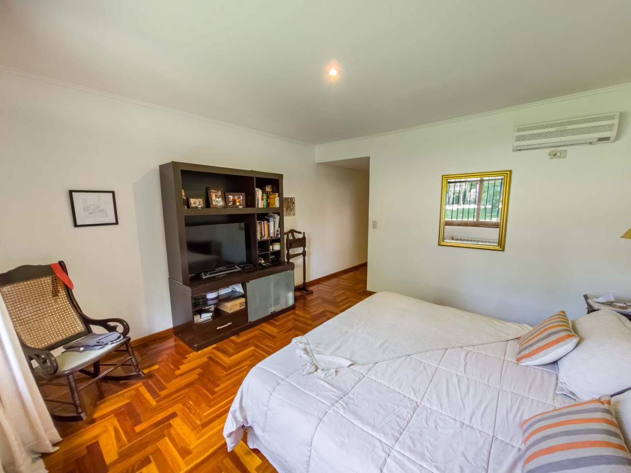 VENTA CASA DE UNA SOLA PLANTA. 3 DORMITORIOS. 5 BAÑOS. IMPONENTE JARDÍN CON GALERÍA, PILETA Y QUINCH