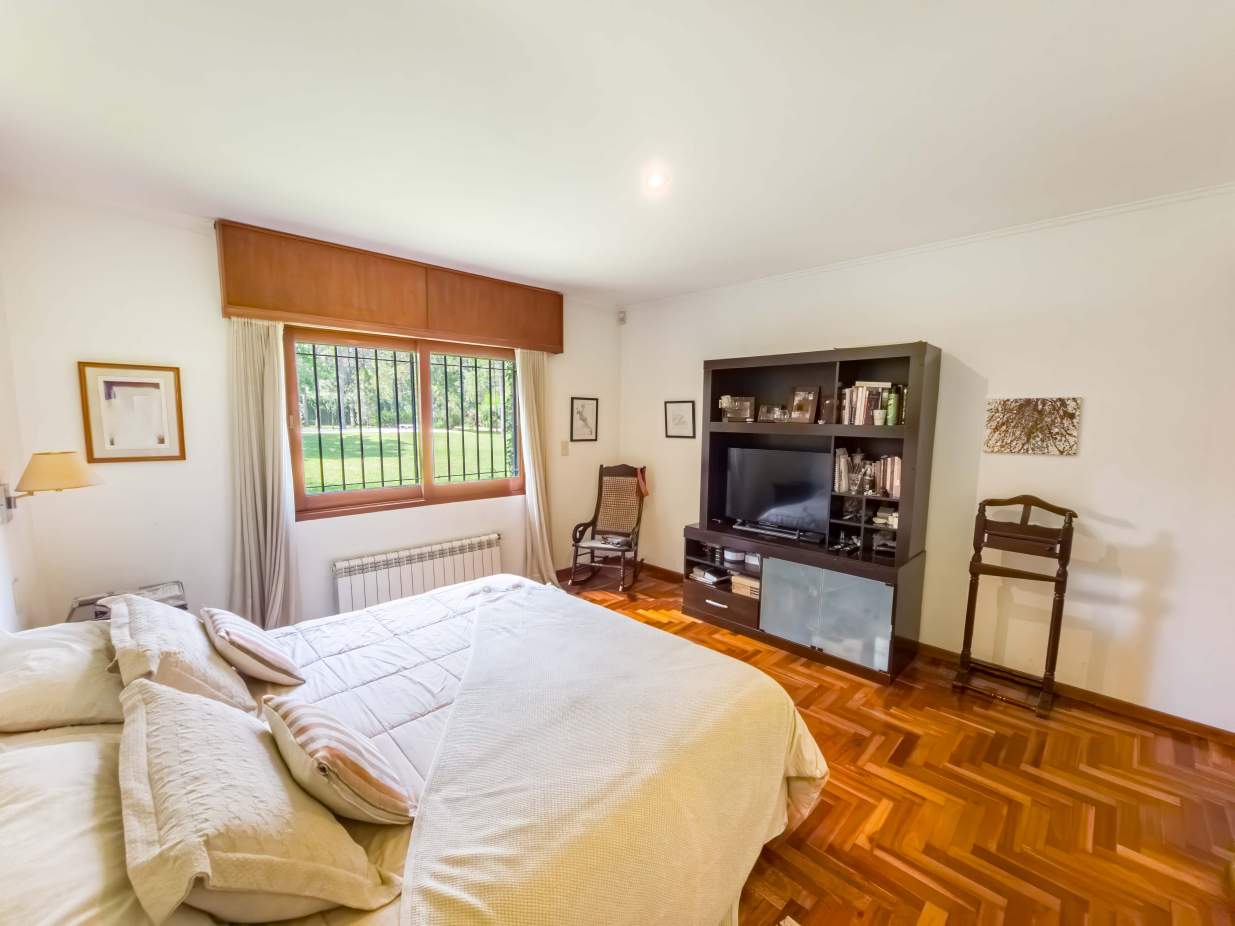 VENTA CASA DE UNA SOLA PLANTA. 3 DORMITORIOS. 5 BAÑOS. IMPONENTE JARDÍN CON GALERÍA, PILETA Y QUINCH