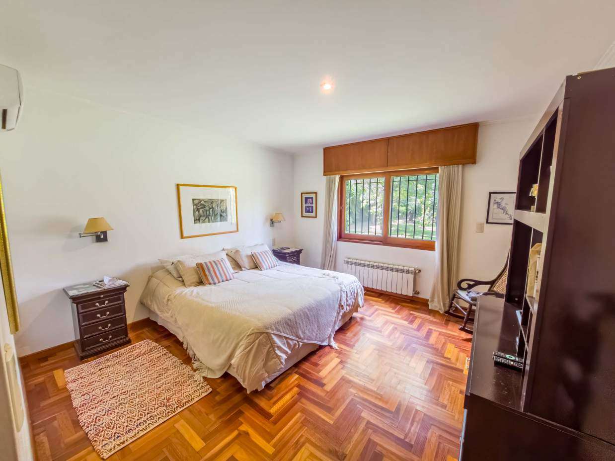 VENTA CASA DE UNA SOLA PLANTA. 3 DORMITORIOS. 5 BAÑOS. IMPONENTE JARDÍN CON GALERÍA, PILETA Y QUINCH