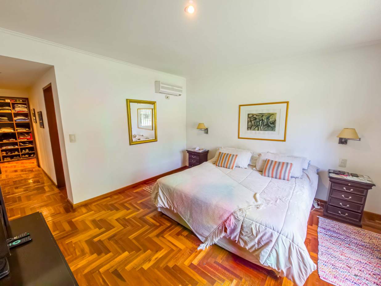 VENTA CASA DE UNA SOLA PLANTA. 3 DORMITORIOS. 5 BAÑOS. IMPONENTE JARDÍN CON GALERÍA, PILETA Y QUINCH