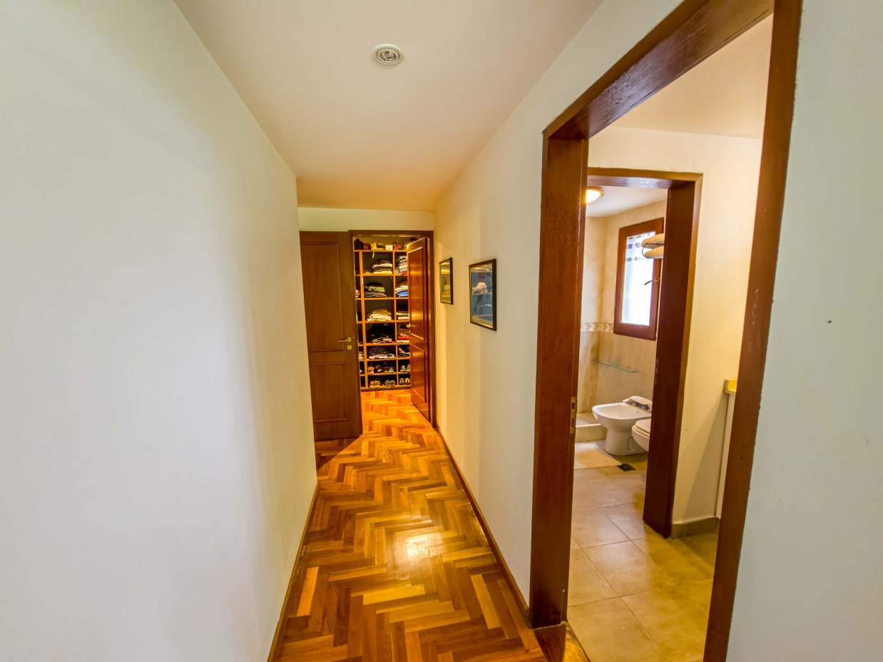 VENTA CASA DE UNA SOLA PLANTA. 3 DORMITORIOS. 5 BAÑOS. IMPONENTE JARDÍN CON GALERÍA, PILETA Y QUINCH