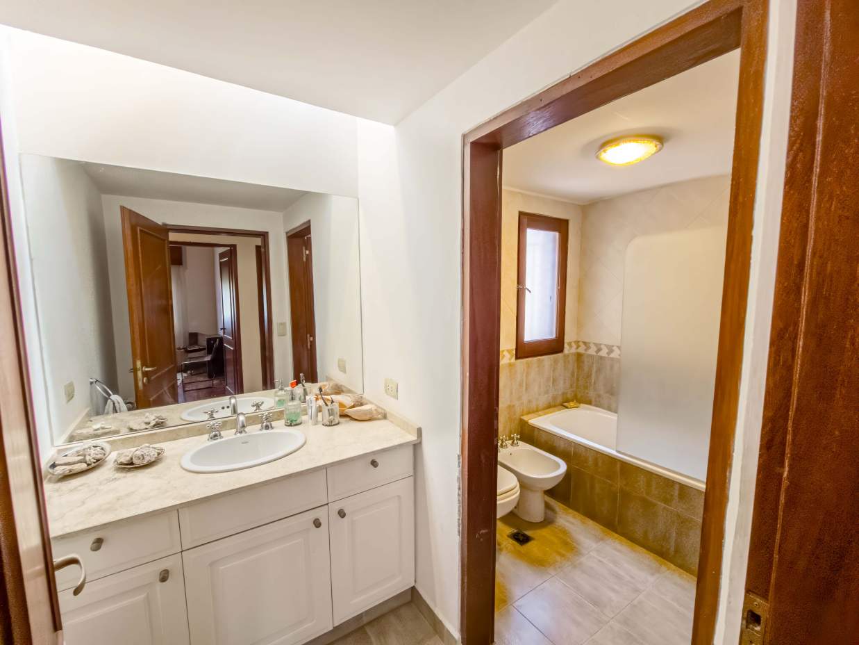 VENTA CASA DE UNA SOLA PLANTA. 3 DORMITORIOS. 5 BAÑOS. IMPONENTE JARDÍN CON GALERÍA, PILETA Y QUINCH
