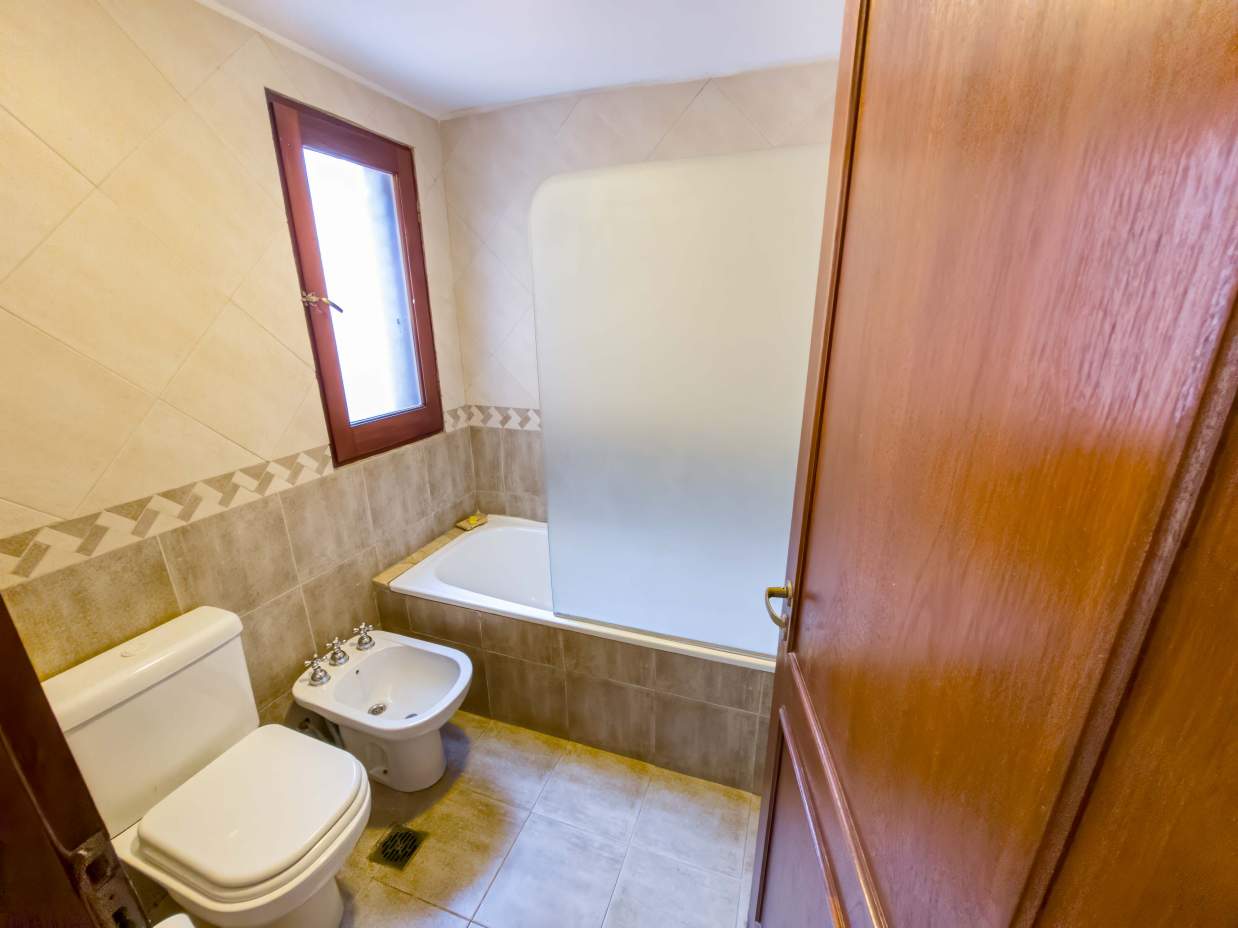 VENTA CASA DE UNA SOLA PLANTA. 3 DORMITORIOS. 5 BAÑOS. IMPONENTE JARDÍN CON GALERÍA, PILETA Y QUINCH