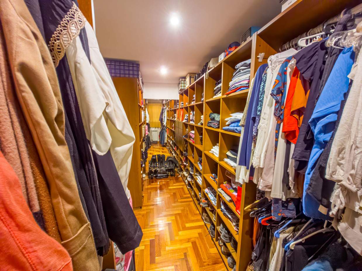 VENTA CASA DE UNA SOLA PLANTA. 3 DORMITORIOS. 5 BAÑOS. IMPONENTE JARDÍN CON GALERÍA, PILETA Y QUINCH