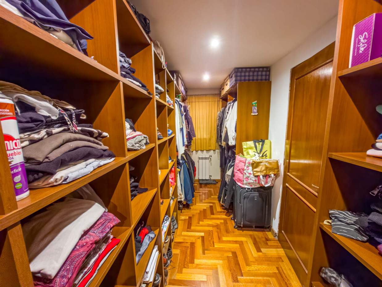 VENTA CASA DE UNA SOLA PLANTA. 3 DORMITORIOS. 5 BAÑOS. IMPONENTE JARDÍN CON GALERÍA, PILETA Y QUINCH