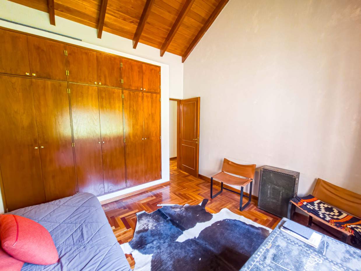 VENTA CASA DE UNA SOLA PLANTA. 3 DORMITORIOS. 5 BAÑOS. IMPONENTE JARDÍN CON GALERÍA, PILETA Y QUINCH