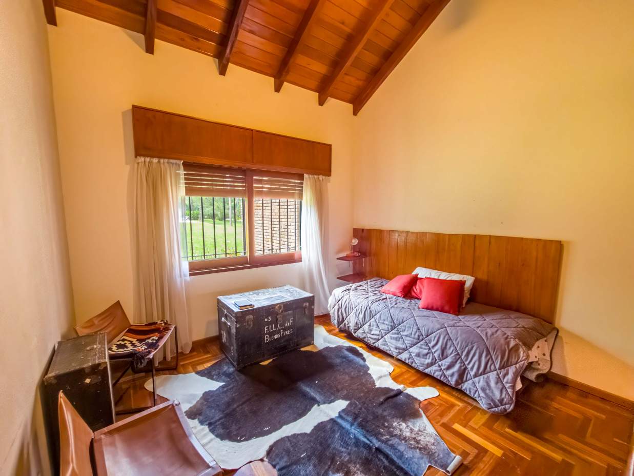 VENTA CASA DE UNA SOLA PLANTA. 3 DORMITORIOS. 5 BAÑOS. IMPONENTE JARDÍN CON GALERÍA, PILETA Y QUINCH