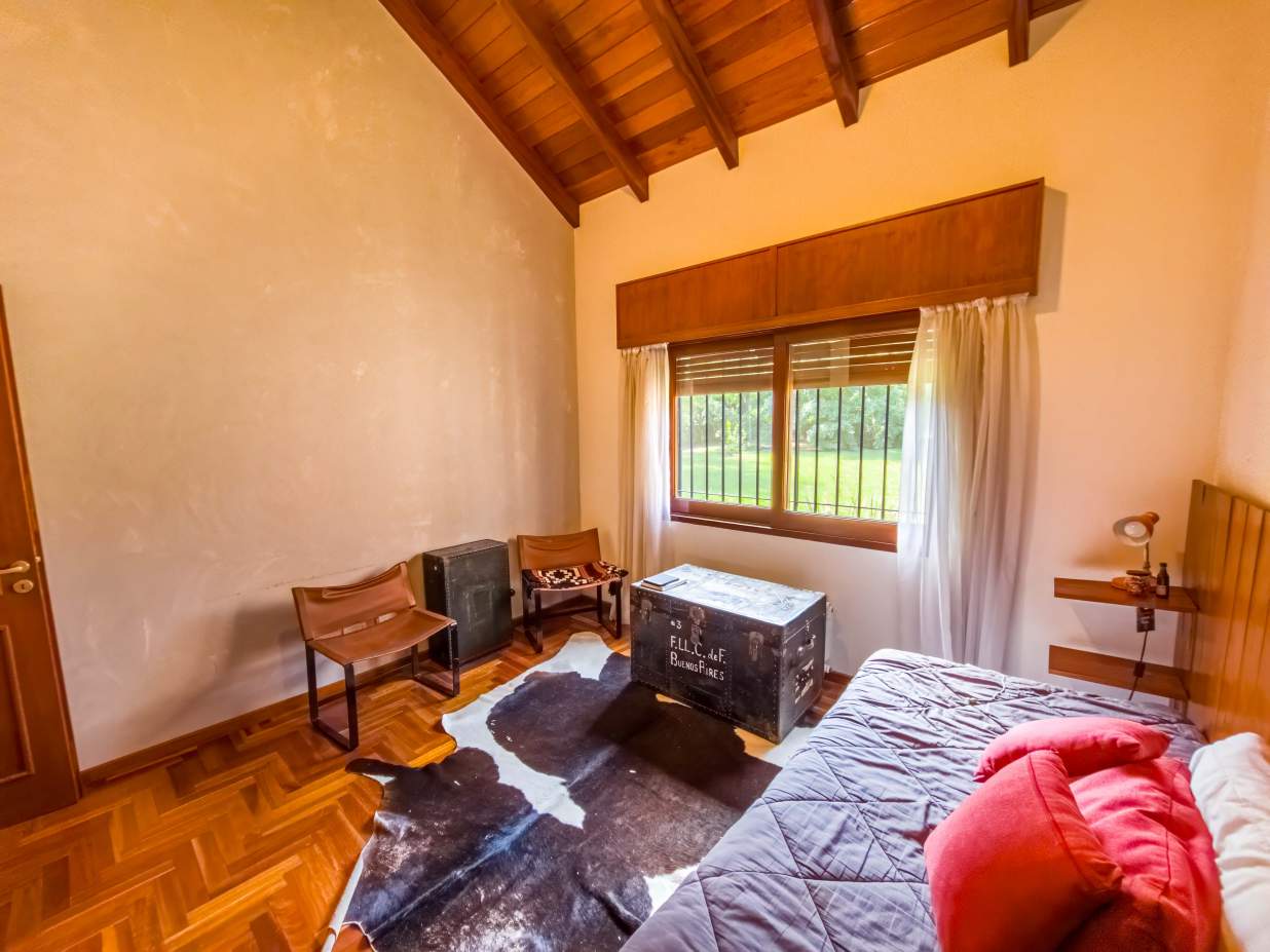 VENTA CASA DE UNA SOLA PLANTA. 3 DORMITORIOS. 5 BAÑOS. IMPONENTE JARDÍN CON GALERÍA, PILETA Y QUINCH