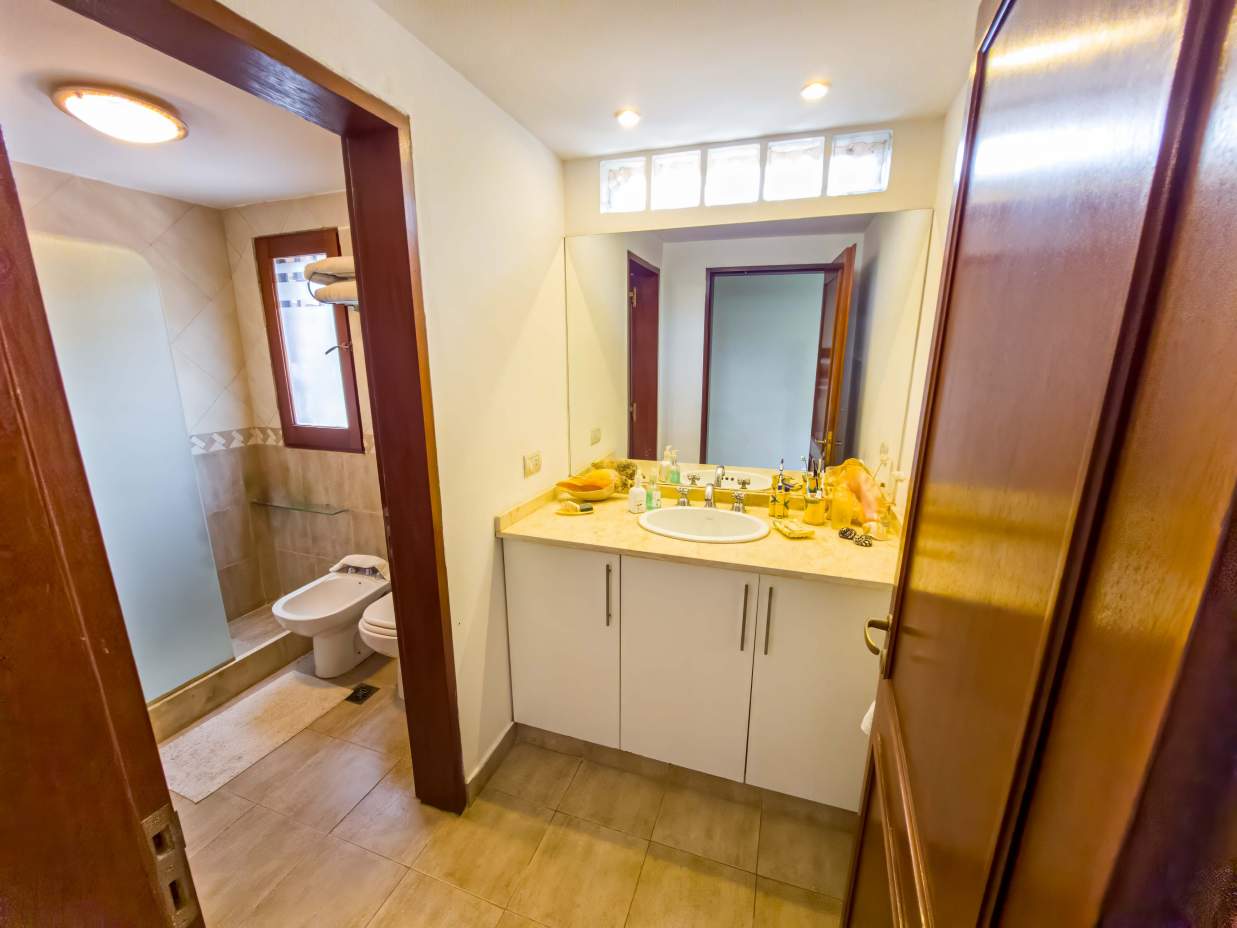 VENTA CASA DE UNA SOLA PLANTA. 3 DORMITORIOS. 5 BAÑOS. IMPONENTE JARDÍN CON GALERÍA, PILETA Y QUINCH