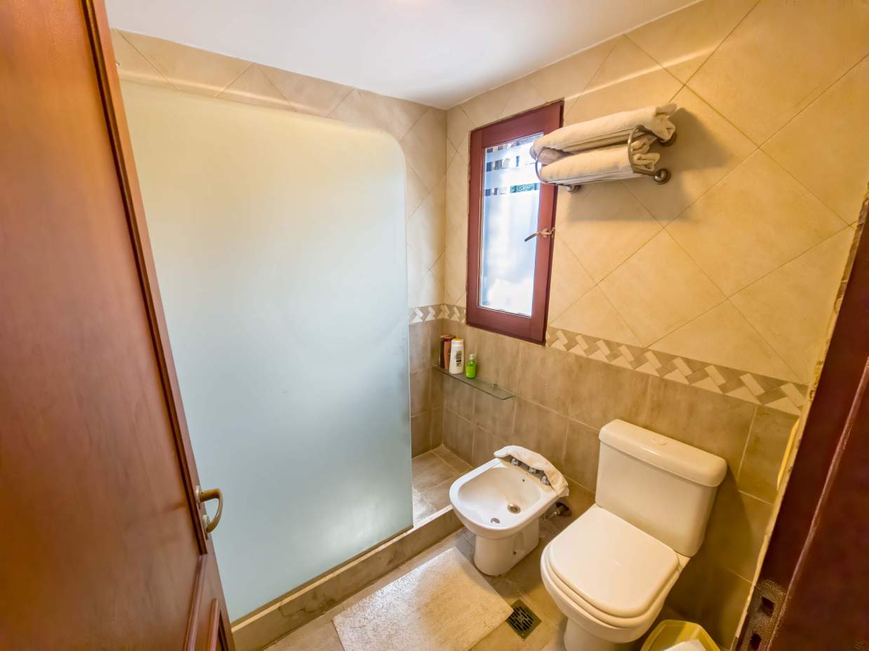 VENTA CASA DE UNA SOLA PLANTA. 3 DORMITORIOS. 5 BAÑOS. IMPONENTE JARDÍN CON GALERÍA, PILETA Y QUINCH