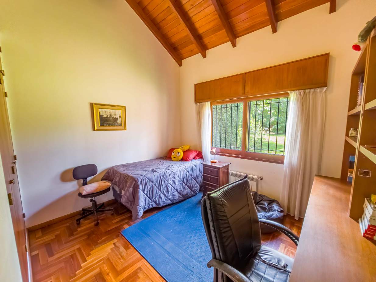 VENTA CASA DE UNA SOLA PLANTA. 3 DORMITORIOS. 5 BAÑOS. IMPONENTE JARDÍN CON GALERÍA, PILETA Y QUINCH