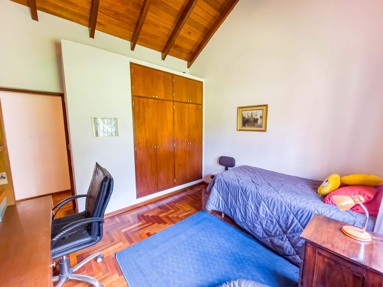 VENTA CASA DE UNA SOLA PLANTA. 3 DORMITORIOS. 5 BAÑOS. IMPONENTE JARDÍN CON GALERÍA, PILETA Y QUINCH
