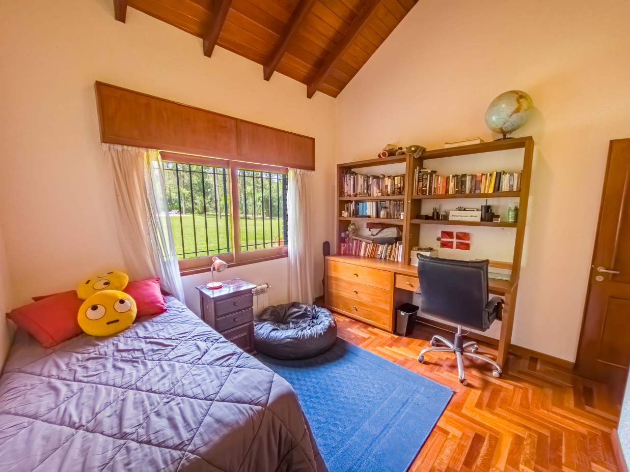 VENTA CASA DE UNA SOLA PLANTA. 3 DORMITORIOS. 5 BAÑOS. IMPONENTE JARDÍN CON GALERÍA, PILETA Y QUINCH