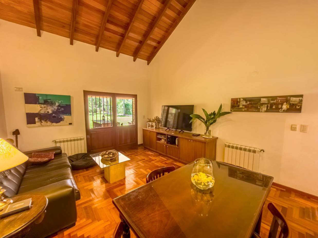 VENTA CASA DE UNA SOLA PLANTA. 3 DORMITORIOS. 5 BAÑOS. IMPONENTE JARDÍN CON GALERÍA, PILETA Y QUINCH