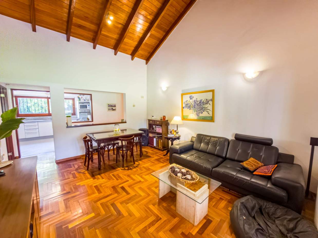VENTA CASA DE UNA SOLA PLANTA. 3 DORMITORIOS. 5 BAÑOS. IMPONENTE JARDÍN CON GALERÍA, PILETA Y QUINCH