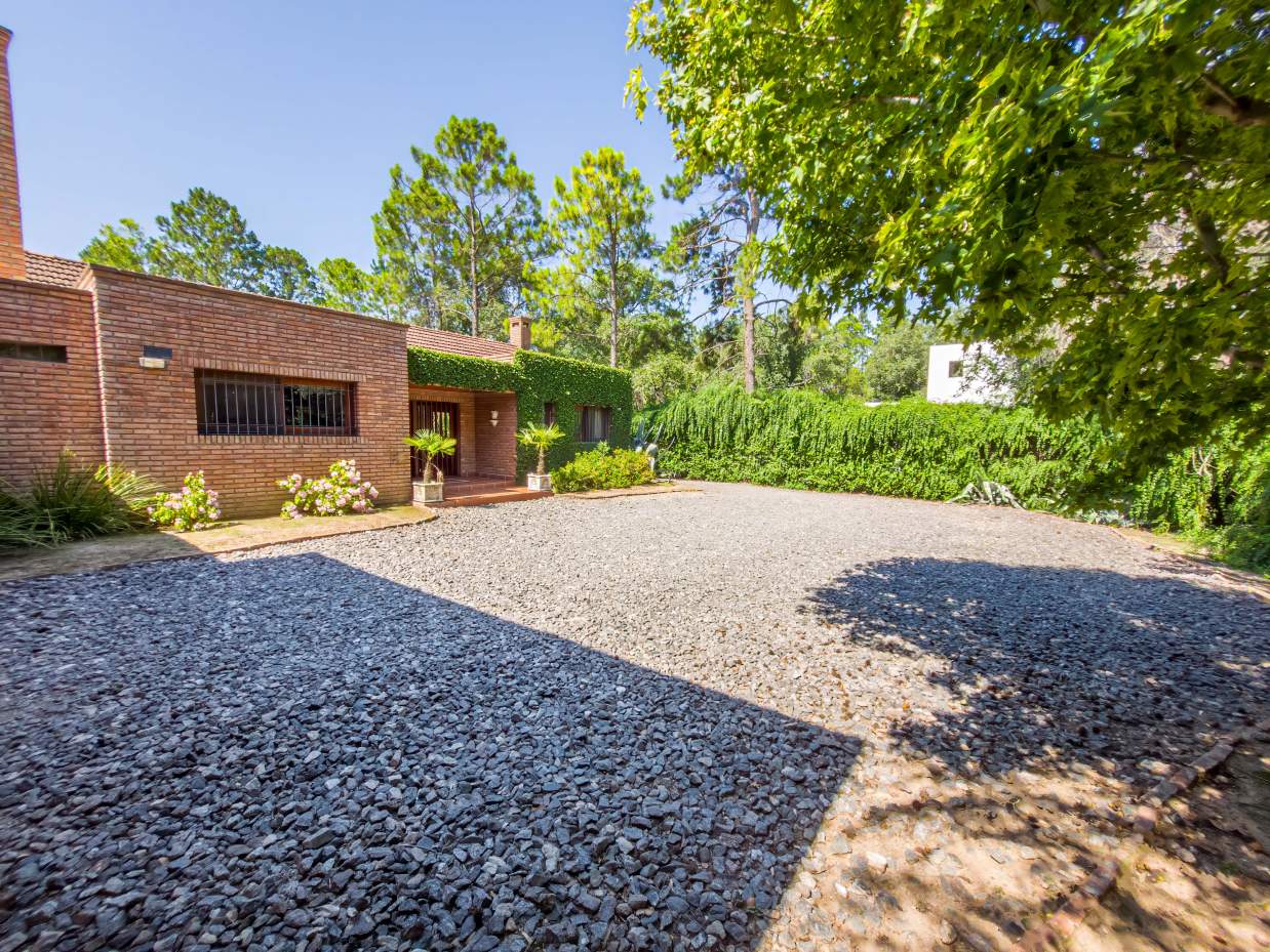 VENTA CASA DE UNA SOLA PLANTA. 3 DORMITORIOS. 5 BAÑOS. IMPONENTE JARDÍN CON GALERÍA, PILETA Y QUINCH