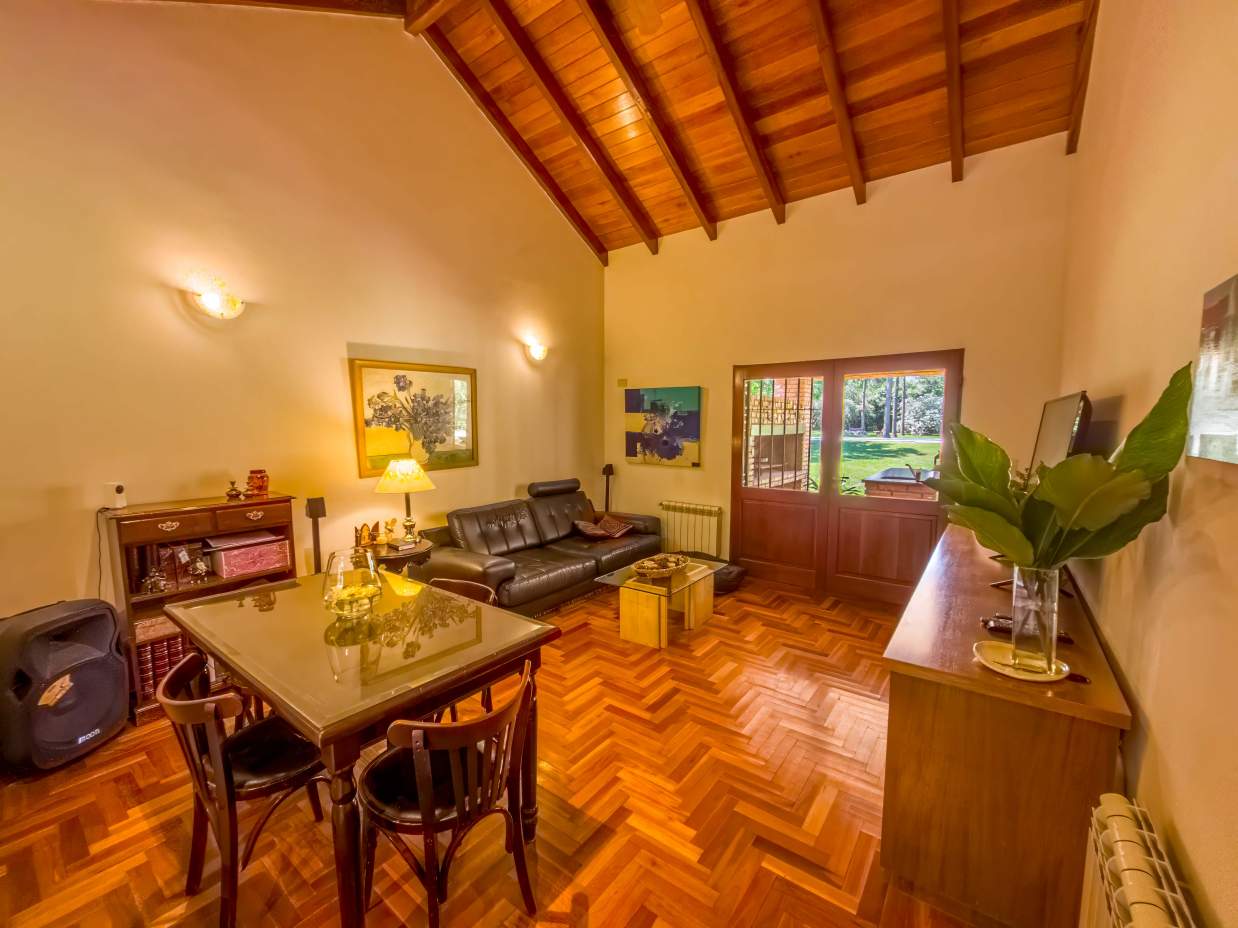 VENTA CASA DE UNA SOLA PLANTA. 3 DORMITORIOS. 5 BAÑOS. IMPONENTE JARDÍN CON GALERÍA, PILETA Y QUINCH