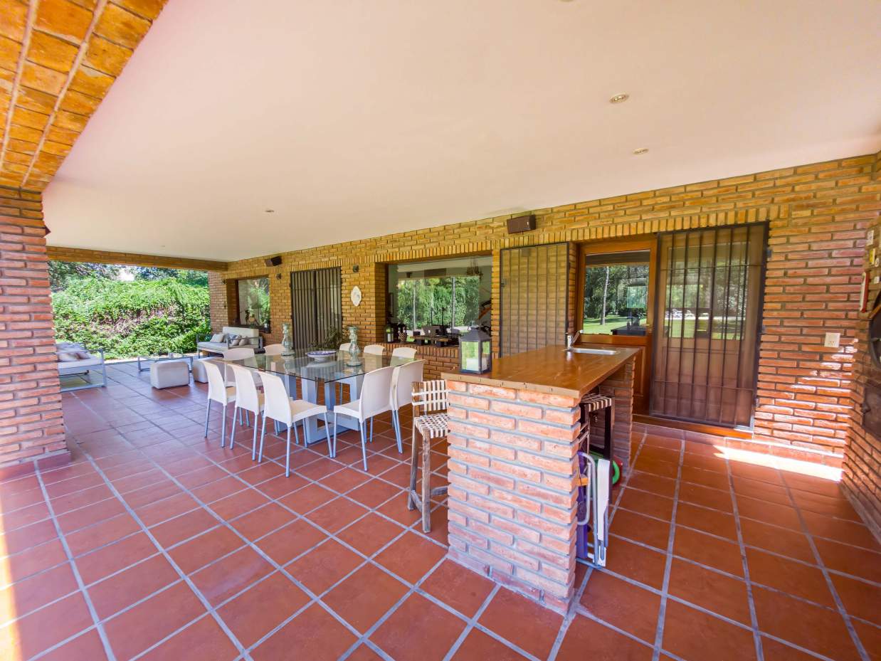 VENTA CASA DE UNA SOLA PLANTA. 3 DORMITORIOS. 5 BAÑOS. IMPONENTE JARDÍN CON GALERÍA, PILETA Y QUINCH