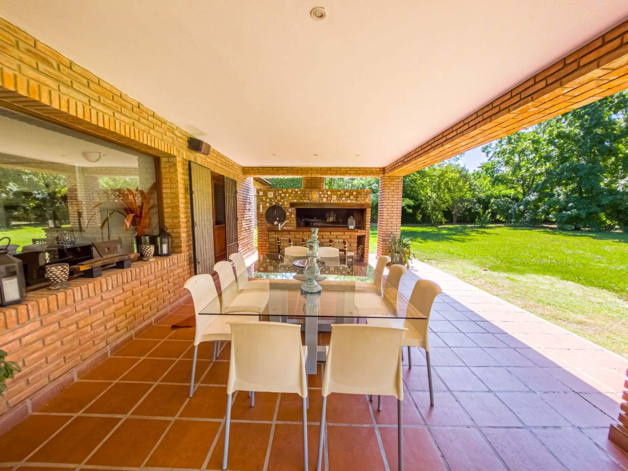 VENTA CASA DE UNA SOLA PLANTA. 3 DORMITORIOS. 5 BAÑOS. IMPONENTE JARDÍN CON GALERÍA, PILETA Y QUINCH