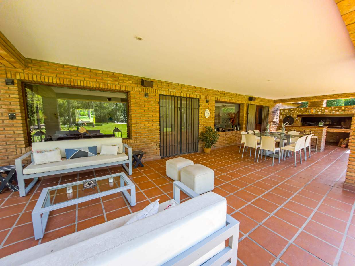 VENTA CASA DE UNA SOLA PLANTA. 3 DORMITORIOS. 5 BAÑOS. IMPONENTE JARDÍN CON GALERÍA, PILETA Y QUINCH