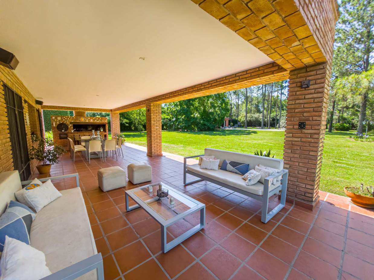 VENTA CASA DE UNA SOLA PLANTA. 3 DORMITORIOS. 5 BAÑOS. IMPONENTE JARDÍN CON GALERÍA, PILETA Y QUINCH
