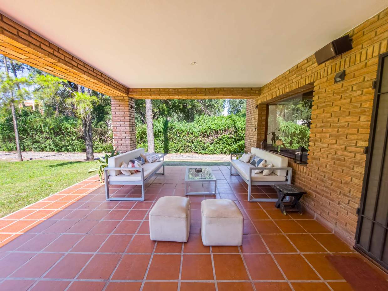 VENTA CASA DE UNA SOLA PLANTA. 3 DORMITORIOS. 5 BAÑOS. IMPONENTE JARDÍN CON GALERÍA, PILETA Y QUINCH